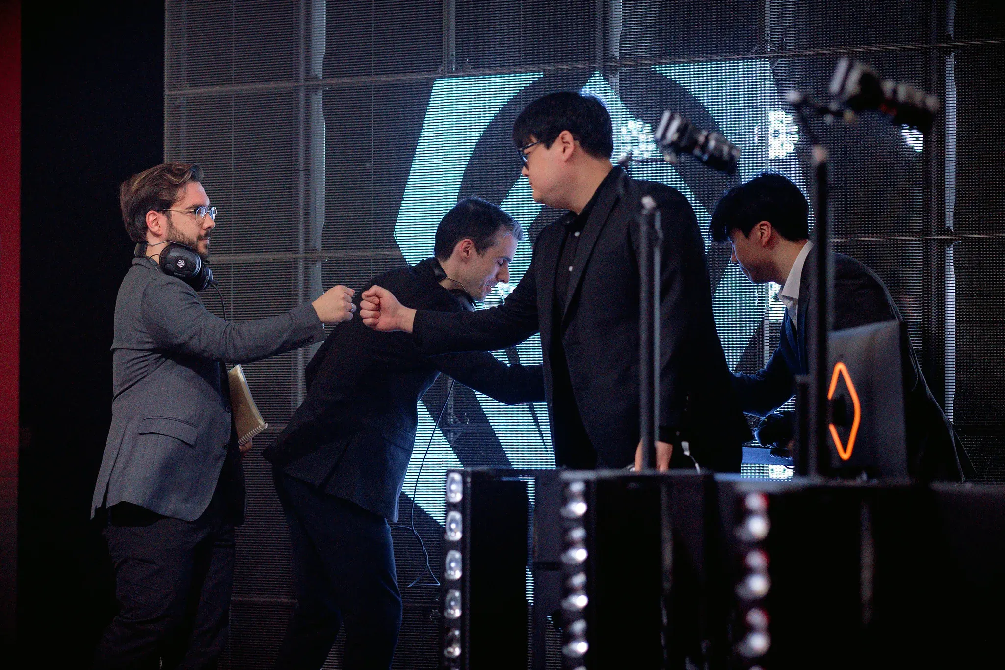 G2 and GEN coaching staffs
